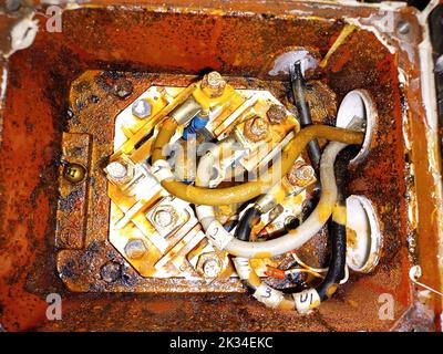 bobinage du moteur brûlé, isolation basse de l'enroulement du moteur, test du mégohmmètre, défaut d'isolation sur le moteur électrique, défaut de mise à la terre du moteur électrique, mise à la terre du moteur Banque D'Images