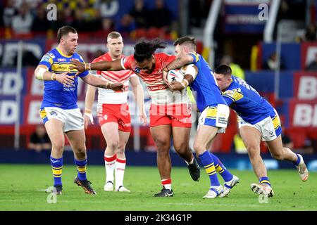 L'Agnatius Paasi de St Helens (au centre) est abordé par Richie Myler de Leeds Rhinos (à droite) lors de la finale de la Super League de Betfred à Old Trafford, Manchester. Date de la photo: Samedi 24 septembre 2022. Banque D'Images