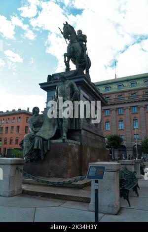 Stockholm, Suède, septembre 2022 : statue équestre du roi Gustavus Adolphe, également connu sous le nom d'Adolf Gustav II, située sur la place saint-torg de Gustav Adolfs. Banque D'Images