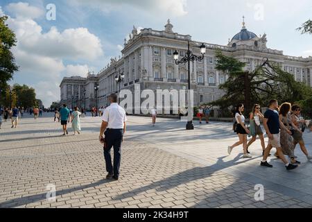 Madrid, Espagne, septembre 2022. Les gens flânent le long de la Calle de Bailen en face du palais royal dans le centre-ville Banque D'Images