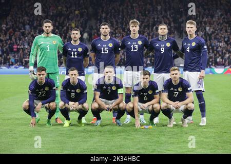 Scotland's (en haut, de gauche à droite) le gardien de but Craig Gordon, Ryan Christie, Scott McKenna, Jack Hendry, Lyndon Dykes et Scott McTominay; Et (en bas, de gauche à droite) Aaron Hickey, Callum McGregor, John McGinn, Kieran Tierney et Stuart Armstrong, posent pour une photo d'équipe avant le match de l'UEFA Nations League Group E à Hampden Park, Glasgow. Date de la photo: Samedi 24 septembre 2022. Banque D'Images