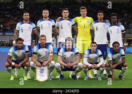 Milan, Italie, 23rd septembre 2022. L'Angleterre à partir de onze faire la queue pour une photo d'équipe avant le coup de pied, rangée arrière ( de gauche à droite ); Kyle Walker, Eric Dier, Harry Maguire, Nick Pope, Jude Bellingham et Bukayo Saka, première rangée ( de gauche à droite ); Reece James, Harry Kane, Declan Rice, Phil Foden et Raheem Sterling, dans le match de l'UEFA Nations League au Stadio Giuseppe Meazza, Milan. Le crédit photo devrait se lire: Jonathan Moscrop / Sportimage Banque D'Images