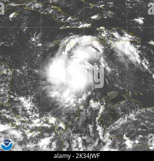 Océan Atlantique. 24th septembre 2022. Les autorités des Caraïbes et de la Floride avertissent les résidents de se préparer à l'arrivée de la tempête tropicale Ian, une tempête de plus en plus forte qui devrait se transformer en ouragan au cours du week-end. Le système météorologique actuellement en train de se terrer au sud-est de la Jamaïque a été déclaré une tempête tropicale vendredi soir et devrait frapper les zones peuplées avec de fortes pluies et des vents forts à partir de dimanche crédit: NOAA/ZUMA Press Wire Service/ZUMAPRESS.com/Alamy Live News Banque D'Images