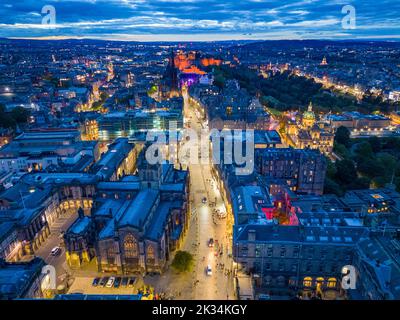 Édimbourg, Écosse, Royaume-Uni. 24th septembre 2022. Vue aérienne la nuit du Royal Mile deux semaines après que la reine Elizabeth II se trouvait à l'intérieur de la cathédrale St Giles et des milliers de personnes ont borde la rue. Le Royal Mile est maintenant de retour à la normale et encore occupé avec l'arrivée habituelle de touristes lourds. Iain Masterton/Alay Live News Banque D'Images