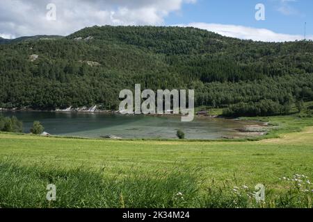 Paysages merveilleux en Norvège. Nordland. Magnifique paysage de maisons rouges sur la côte du fjord de Skjerstad. Mise au point sélective Banque D'Images