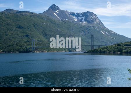 Paysages merveilleux en Norvège. Nordland. Magnifique paysage du pont de Skjombrua sur l'Ofotfjord. Il est situé dans la municipalité de Narvik. Foyer sélectif Banque D'Images