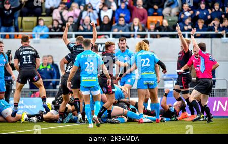 Les Saracens fêtent leur 5th tentative de remporter le niveau des scores dans les dernières minutes du match de rugby Gallagher Premiership entre Saracens et Gloucester au stade StoneX, Londres, Angleterre, le 24 septembre 2022. Photo de Phil Hutchinson. Utilisation éditoriale uniquement, licence requise pour une utilisation commerciale. Aucune utilisation dans les Paris, les jeux ou les publications d'un seul club/ligue/joueur. Crédit : UK Sports pics Ltd/Alay Live News Banque D'Images