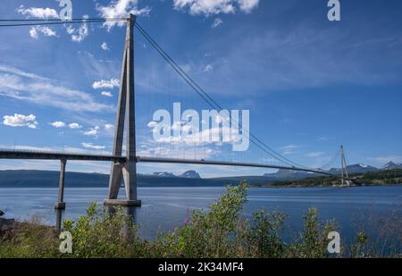 Paysages merveilleux en Norvège. Nordland. Magnifique paysage du pont Halogaland sur l'Ofotfjord. Il est situé dans la municipalité de Narvik. Foc sélectif Banque D'Images