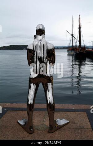 Oslo, Norvège, septembre 2022 : Dykkaren, statue de plongée sous-marine située sur la promenade du port du terminal des ferries dans le port d'Oslo. Banque D'Images