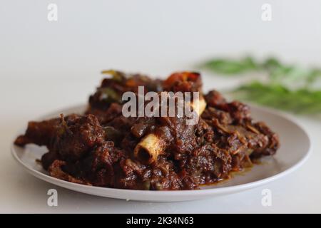 Rôti de mouton. Rôti de mouton épicé préparé dans le style du Kerala. Prise de vue sur fond blanc Banque D'Images