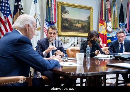 Washington, États-Unis. 23rd septembre 2022. Le président américain Joe Biden, à gauche, écoute le Conseil économique national Brian Deese, 2nd à gauche, lors d'une réunion avec son équipe économique à la Maison Blanche, 23 septembre 2022, à Washington, DC Credit: Adam Schultz/White House photo/Alay Live News Banque D'Images