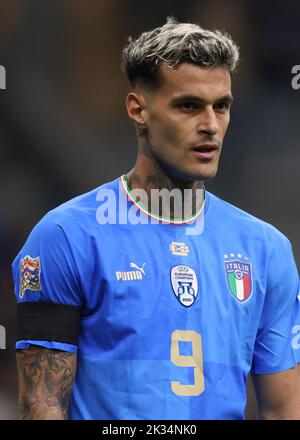 Milan, Italie, 23rd septembre 2022. Gianluca Scamacca, d'Italie, regarde pendant le match de l'UEFA Nations League au Stadio Giuseppe Meazza, à Milan. Le crédit photo devrait se lire: Jonathan Moscrop / Sportimage Banque D'Images