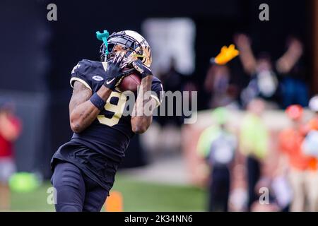 24 septembre 2022: Wake Forest Daemon Deacres récepteur large A.T. Perry (9) fait la prise pour une première fois contre les Tigres Clemson pendant le troisième trimestre du match de football de la NCAA au champ de Trist à Winston-Salem, en Caroline du Nord. (Scott Kinser/CSM) Banque D'Images