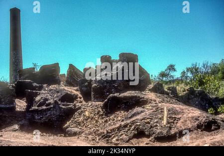 1990s image d'archive des vestiges de l'exploitation aurifère et argentique du 19th siècle à El Triunfo à Baja California sur, au Mexique. Banque D'Images