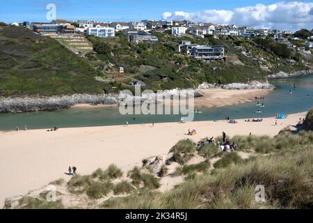 Une vue aérienne du village de Pentire haut sur un promontoire surplombant la plage de Crantock dans le nord de Cornouailles, en Angleterre. Banque D'Images