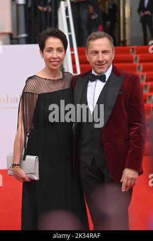 Leipzig, Allemagne. 24th septembre 2022. L'acteur Richy Müller et sa femme Christl. Le bal de l'Opéra de Leipzig 27th a lieu sous la devise « Bienvenue à la vie ». Credit: Heiko Rebsch/dpa/ZB/dpa/Alay Live News Banque D'Images