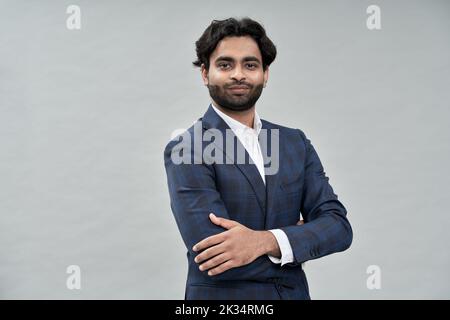 Fier homme d'affaires arabe indien réussi, vêtu d'un costume, d'un portrait Banque D'Images