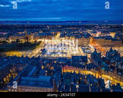 Vue aérienne la nuit d'Édimbourg vers la gare de Waverley, Écosse, Royaume-Uni Banque D'Images