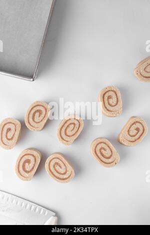 Pâte à la cannelle qui a été coupée, pâte à la cannelle qui n'a pas été levée, pâte à pâtisserie Banque D'Images