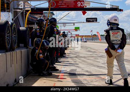 Sebring, Floride, États-Unis. 24th septembre 2022. Fanatec GT World Challenge America Powered by AWS at Sebring International Speedway, États-Unis. Voitures de sport préférées de marques comme Acura, Aston Martin, Ferrari, Lamborghini, Mercedes-AMG, Et Porsche affrontera les chocs du centre de la Floride. Credit: Yaroslav Sabitov/YES Market Media/Alay Live News Banque D'Images