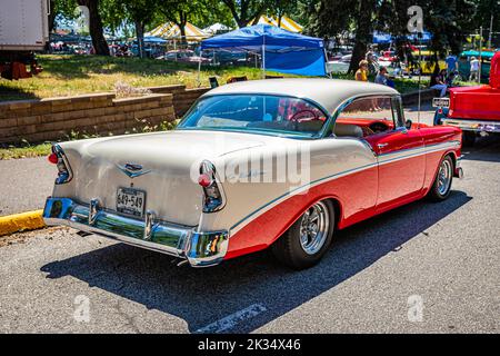 Falcon Heights, MN - 18 juin 2022 : vue en angle arrière d'un coupé à toit rigide BelAir 1956 de Chevrolet lors d'un salon automobile local. Banque D'Images