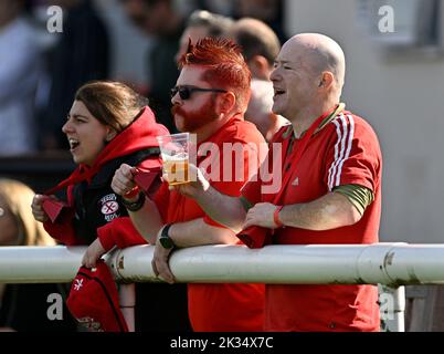 Richmond, Royaume-Uni. 24th septembre 2022. Rugby de championnat. Londres Scottish V Jersey Reds. Le terrain athlétique de Richmond. Richmond. Les fans de Jersey applaudissent l'équipe lors du match de rugby de championnat de Londres Scottish V Jersey Reds. Credit: Sport en images/Alamy Live News Banque D'Images