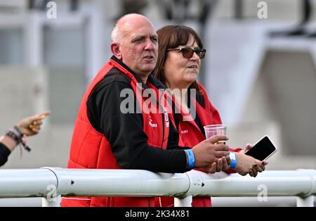 Richmond, Royaume-Uni. 24th septembre 2022. Rugby de championnat. Londres Scottish V Jersey Reds. Le terrain athlétique de Richmond. Richmond. Les fans de Jersey regardent le match lors du match de rugby de championnat de Londres Scottish V Jersey Reds. Credit: Sport en images/Alamy Live News Banque D'Images