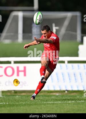 Richmond, Royaume-Uni. 24th septembre 2022. Rugby de championnat. Londres Scottish V Jersey Reds. Le terrain athlétique de Richmond. Richmond. Russell Bennett (Jersey Reds) donne des coups de pied lors du match de rugby de championnat London Scottish V Jersey Reds. Credit: Sport en images/Alamy Live News Banque D'Images