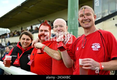 Richmond, Royaume-Uni. 24th septembre 2022. Rugby de championnat. Londres Scottish V Jersey Reds. Le terrain athlétique de Richmond. Richmond. Les fans de Jersey avec leur bière et leurs cloches lors du match de rugby de championnat de Londres Scottish V Jersey Reds. Credit: Sport en images/Alamy Live News Banque D'Images