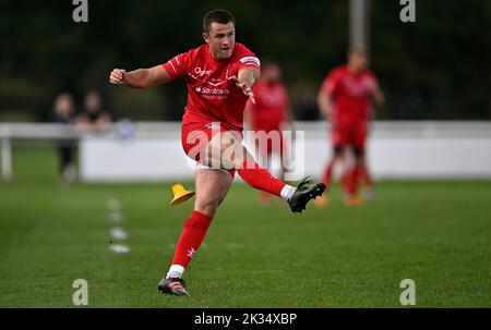Richmond, Royaume-Uni. 24th septembre 2022. Rugby de championnat. Londres Scottish V Jersey Reds. Le terrain athlétique de Richmond. Richmond. Russell Bennett (Jersey Reds) donne des coups de pied lors du match de rugby de championnat London Scottish V Jersey Reds. Credit: Sport en images/Alamy Live News Banque D'Images