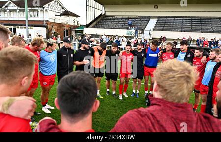 Richmond, Royaume-Uni. 24th septembre 2022. Rugby de championnat. Londres Scottish V Jersey Reds. Le terrain athlétique de Richmond. Richmond. Le caucus de Jersey à la fin du match de rugby de championnat de Londres Scottish V Jersey Reds. Credit: Sport en images/Alamy Live News Banque D'Images