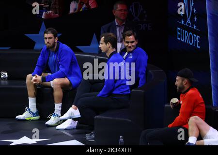 24th septembre 2022; O2, Londres Angleterre: Tournoi international de tennis de la coupe Laver: Rodger Federer de Team Europe parle à Jack Sock de Team World Banque D'Images