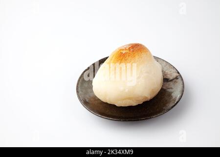 gâteau de riz cuit sur une assiette isolé sur fond blanc Banque D'Images