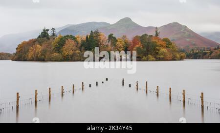 Belle image de paysage de longue exposition de Derwentwater regardant vers le pic de Catcloches en automne en début de matinée Banque D'Images