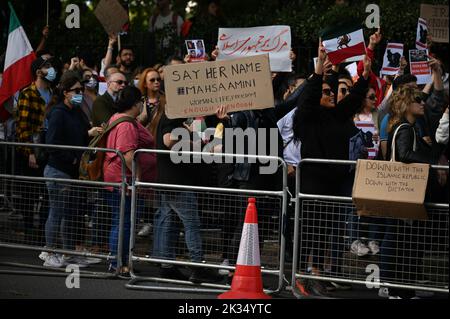 Ambassade d'Iran, Londres, Royaume-Uni. 22th septembre 2022. Mahsa Amini, 22 ans, est dans le coma à l'hôpital après avoir été arrêtée par la police de moralité pour avoir porté un hijab inapproprié, elle meurt maintenant. Les manifestants allèguent que la police de moralité a tué Mahsa Amini. Banque D'Images