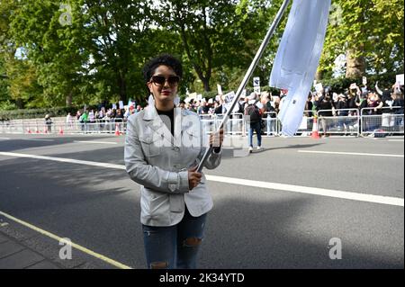 Ambassade d'Iran, Londres, Royaume-Uni. 22th septembre 2022. Mahsa Amini, 22 ans, est dans le coma à l'hôpital après avoir été arrêtée par la police de moralité pour avoir porté un hijab inapproprié, elle meurt maintenant. Les manifestants allèguent que la police de moralité a tué Mahsa Amini. Banque D'Images