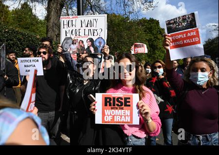 Ambassade d'Iran, Londres, Royaume-Uni. 22th septembre 2022. Mahsa Amini, 22 ans, est dans le coma à l'hôpital après avoir été arrêtée par la police de moralité pour avoir porté un hijab inapproprié, elle meurt maintenant. Les manifestants allèguent que la police de moralité a tué Mahsa Amini. Banque D'Images