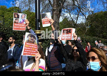 Ambassade d'Iran, Londres, Royaume-Uni. 22th septembre 2022. Mahsa Amini, 22 ans, est dans le coma à l'hôpital après avoir été arrêtée par la police de moralité pour avoir porté un hijab inapproprié, elle meurt maintenant. Les manifestants allèguent que la police de moralité a tué Mahsa Amini. Banque D'Images