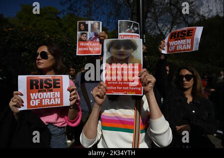 Ambassade d'Iran, Londres, Royaume-Uni. 22th septembre 2022. Mahsa Amini, 22 ans, est dans le coma à l'hôpital après avoir été arrêtée par la police de moralité pour avoir porté un hijab inapproprié, elle meurt maintenant. Les manifestants allèguent que la police de moralité a tué Mahsa Amini. Banque D'Images