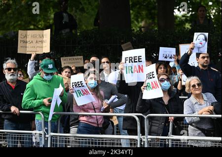 Ambassade d'Iran, Londres, Royaume-Uni. 22th septembre 2022. Mahsa Amini, 22 ans, est dans le coma à l'hôpital après avoir été arrêtée par la police de moralité pour avoir porté un hijab inapproprié, elle meurt maintenant. Les manifestants allèguent que la police de moralité a tué Mahsa Amini. Banque D'Images