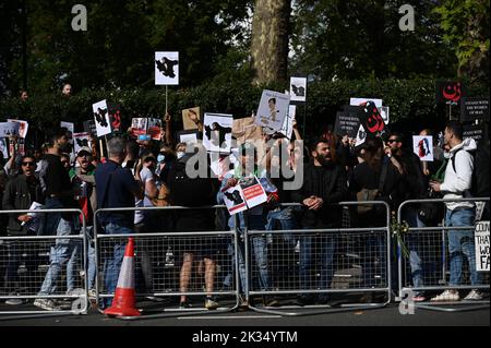 Ambassade d'Iran, Londres, Royaume-Uni. 22th septembre 2022. Mahsa Amini, 22 ans, est dans le coma à l'hôpital après avoir été arrêtée par la police de moralité pour avoir porté un hijab inapproprié, elle meurt maintenant. Les manifestants allèguent que la police de moralité a tué Mahsa Amini. Banque D'Images