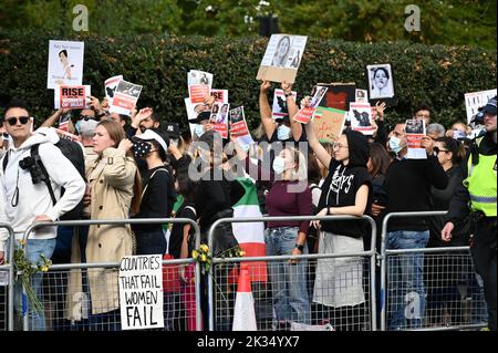 Ambassade d'Iran, Londres, Royaume-Uni. 22th septembre 2022. Mahsa Amini, 22 ans, est dans le coma à l'hôpital après avoir été arrêtée par la police de moralité pour avoir porté un hijab inapproprié, elle meurt maintenant. Les manifestants allèguent que la police de moralité a tué Mahsa Amini. Banque D'Images