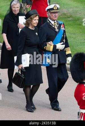 Windsor, Angleterre. ROYAUME-UNI. 19 septembre 2022. Le roi Carl Gustaf XVI de Suède et la reine Silvia de Suède arrivent pour un service de committal au CH de Saint-Georges Banque D'Images