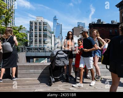 Les gens sur la High Line dans le quartier de Chelsea à Manhattan Banque D'Images