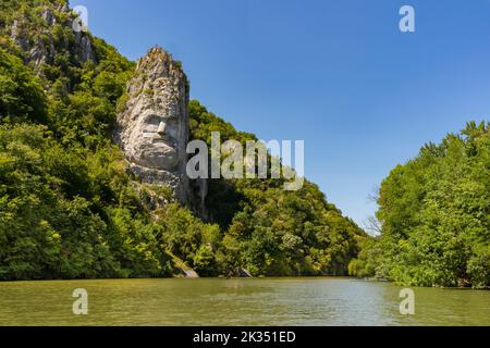 Sculpture dans le rocher de la montagne représentant la face du roi Dacian Decebalus. Banque D'Images