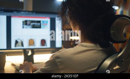 Concepteur Web masculin utilisant un ordinateur personnel pour créer un site Web dans un constructeur professionnel tout en travaillant sur le projet à distance à la maison. Freelance Banque D'Images