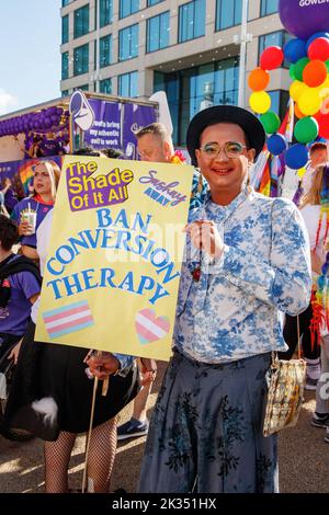 Homme portant un maquillage avec des signes protestant contre l'interdiction de la thérapie de conversion à la gay Pride parade de protestation 2022 dans le centre-ville de birmingham royaume-uni septembre 24th Banque D'Images