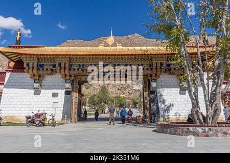La porte d'entrée du monastère de Sera Lhassa Tibet Chine et la maison des moines débattant qui débattent avec un enthousiasme merveilleux et la gentillesse Banque D'Images