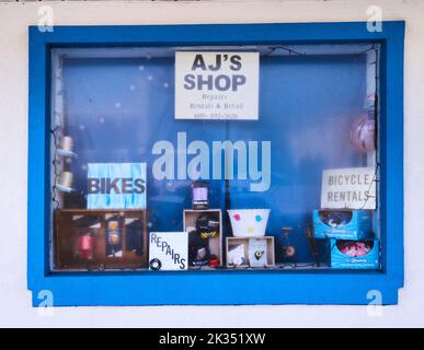 Fenêtre et panneau altérés à la boutique de vélo d’AJ, panneaux pour réparations et locations sur long Beach Blvd. À Beach Haven à Pearl Street Banque D'Images