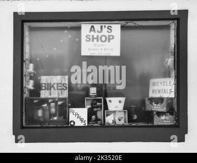 Fenêtre et panneau altérés à la boutique de vélo d’AJ, panneaux pour réparations et locations sur long Beach Blvd. À Beach Haven à Pearl Street Banque D'Images